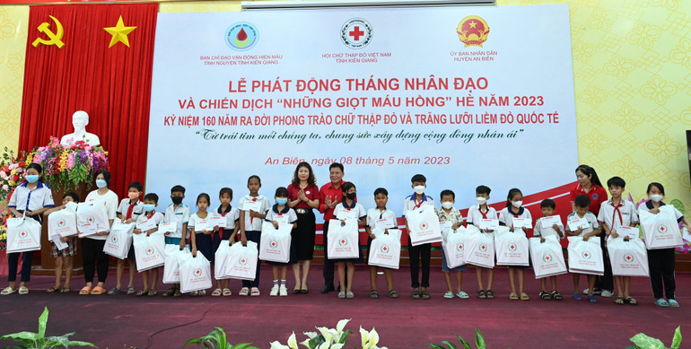 Hội Chữ thập đỏ tỉnh Kiên Giang vận động các đơn vị, doanh nghiệp, nhà hảo tâm tặng 20 suất học bổng cho học sinh nghèo trên địa bàn huyện An Biên.