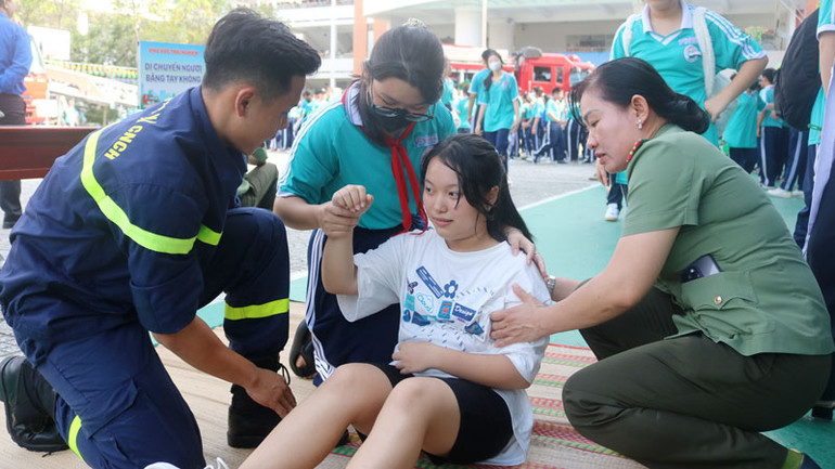 Học sinh tham gia giả định 1 tình huống cháy, cứu người trong đám cháy.