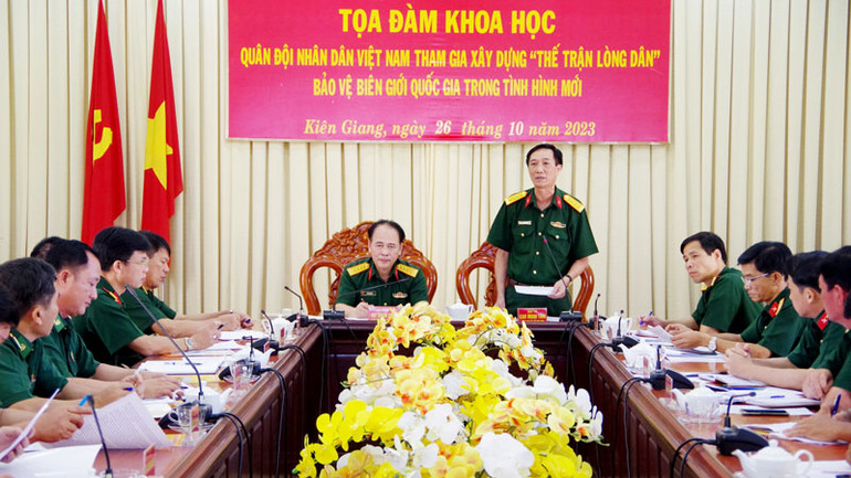 Đại tá Cao Minh Tâm phát biểu tại buổi tọa đàm.