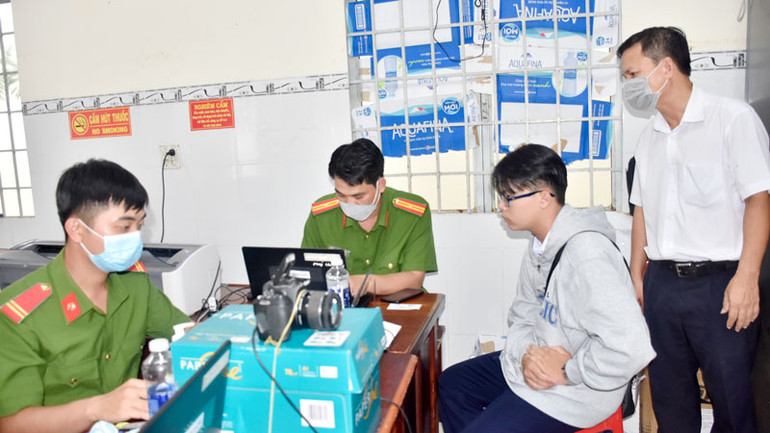 Công an Kiên Giang thu nhận và kích hoạt tài khoản định danh điện tử cho người dân.