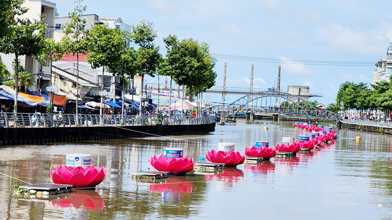 Đèn hoa đăng phục vụ Lễ hội.