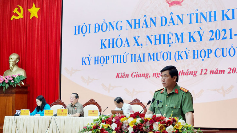 Đại tá Nguyễn Văn Hận, Giám đốc Công an tỉnh Kiên Giang trả lời chất vấn.