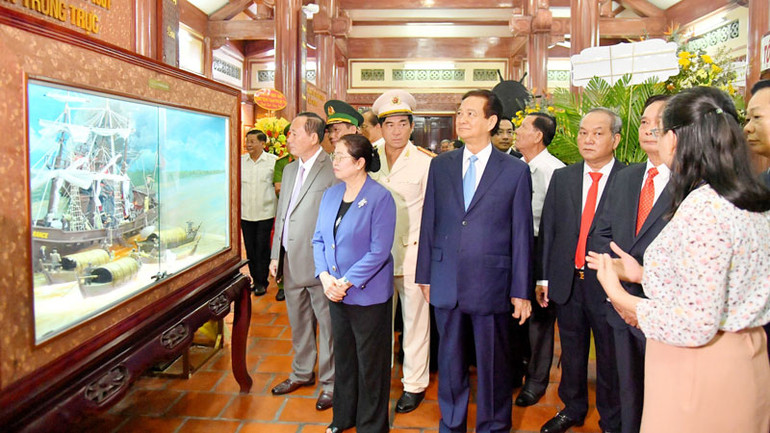 Đồng chí Nguyễn Tấn Dũng và Đại tướng Lê Hồng Anh tham quan Nhà trưng bày thân thế và sự nghiệp Anh hùng dân tộc Nguyễn Trung Trực, chiều 10/10.