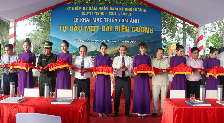 Cắt băng khai mạc triển lãm ảnh "Tự hào một dải biên cương" năm 2023.