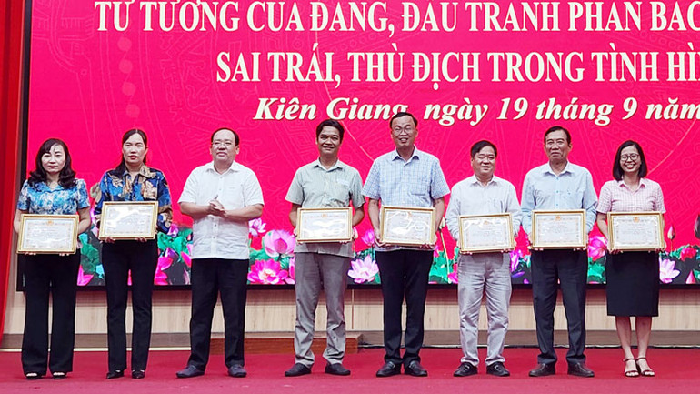 Trưởng Ban Tuyên giáo Tỉnh ủy Kiên Giang Nguyễn Thanh Phong (thứ ba, từ trái qua) trao giấy khen của Ban Chỉ đạo thực hiện Nghị quyết số 35-NQ/TW tỉnh cho tập thể, cá nhân có thành tích xuất sắc trong thực hiện Nghị quyết số 35-NQ/TW, giai đoạn 2018-2023.