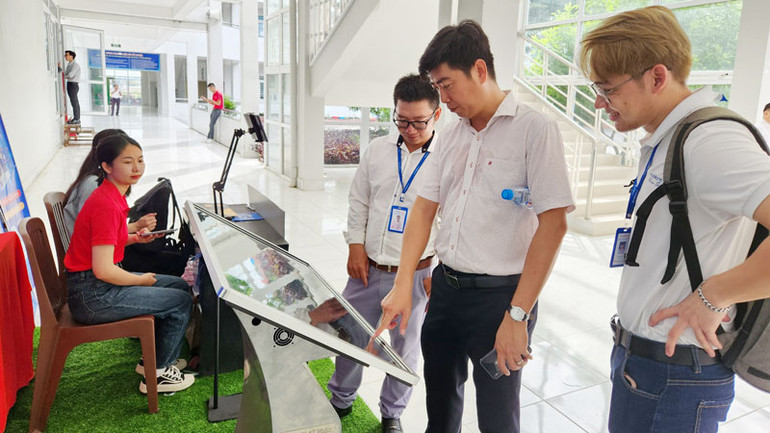 Đại biểu trải nghiệm mô hình ứng dụng công nghệ thông tin trong tìm kiếm thông tin về du lịch.