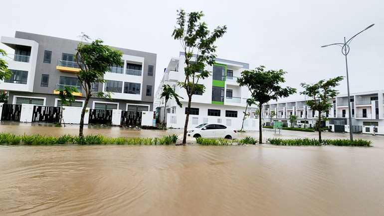 Mưa lớn kéo dài gây ngập nhiều tuyến đường ở thành phố Rạch Giá, tỉnh Kiên Giang sáng 2/9.