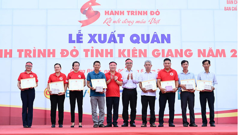 Tặng giấy khen cho các tập thể, cá nhân có thành tích trong tham gia hiến máu tình nguyện.