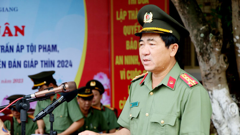 Đại tá Nguyễn Văn Hận, Giám đốc Công an tỉnh Kiên Giang phát biểu. Đại tá Nguyễn Văn Hận, Giám đốc Công an tỉnh Kiên Giang phát biểu.