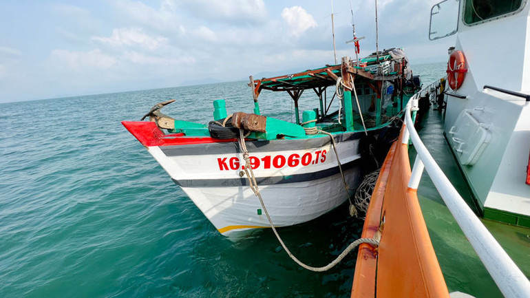 Cán bộ tàu biên phòng BP 20.19.01 tiến hành kiểm tra tàu KG 91060 TS.