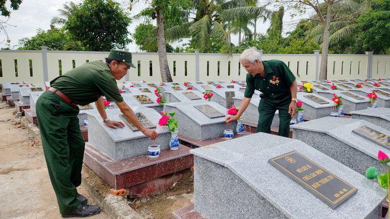 Cựu chiến binh thắp hương cho đồng đội liệt sĩ.