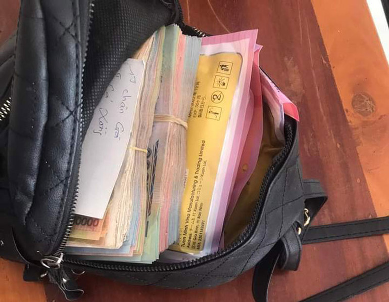 Túi xách của chị Bùi Thị Cẩm Quỳnh do ông Nguyễn Văn Tồn nhặt được. Túi xách của chị Bùi Thị Cẩm Quỳnh do ông Nguyễn Văn Tồn nhặt được.