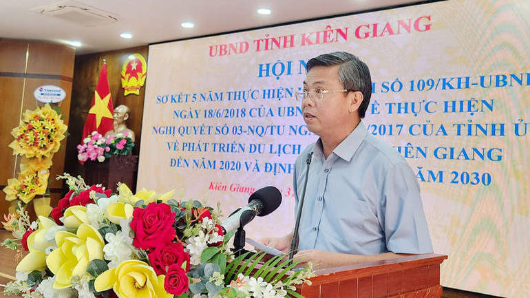 Phó Chủ tịch Ủy ban nhân dân tỉnh Kiên Giang Nguyễn Lưu Trung phát biểu tại hội nghị.