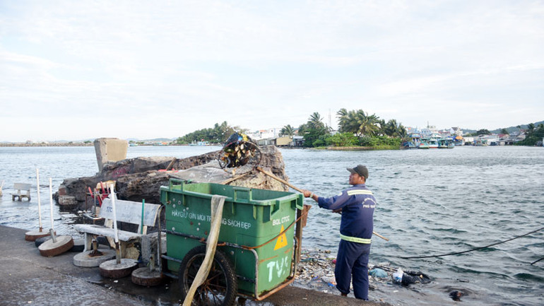 Công nhân thu gom rác ở sông Dương Đông, thành phố Phú Quốc.