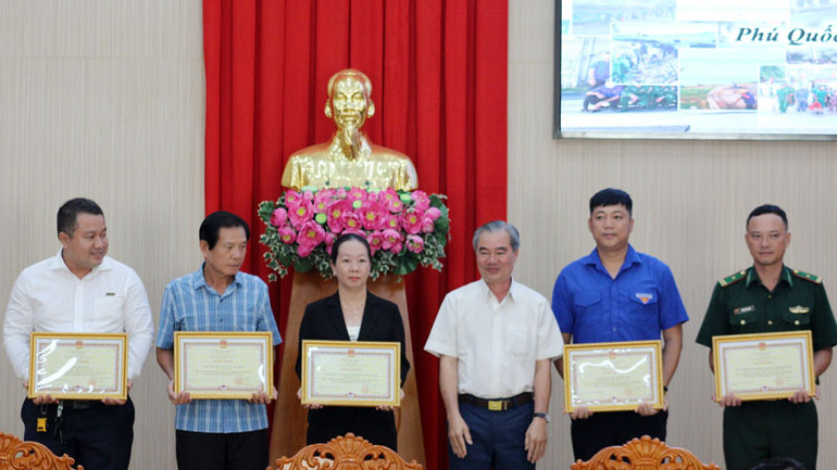 Lãnh đạo Ủy ban nhân dân thành phố Phú Quốc trao Bằng khen của Chủ tịch Ủy ban nhân dân tỉnh Kiên Giang cho các cá nhân có thành tích tiêu biểu, xuất sắc trong phong trào thi đua "Ngày vì môi trường Phú Quốc".