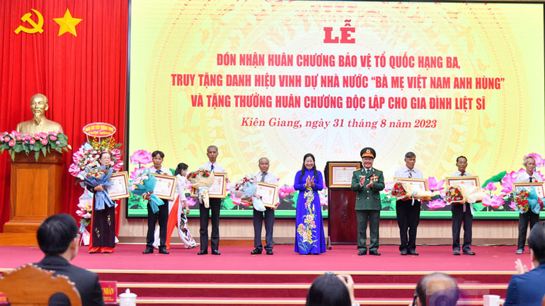 Lãnh đạo tỉnh Kiên Giang trao tặng Huân chương Độc lập cho 7 gia đình có nhiều liệt sĩ hy sinh vì sự nghiệp giải phóng dân tộc và bảo vệ Tổ quốc.