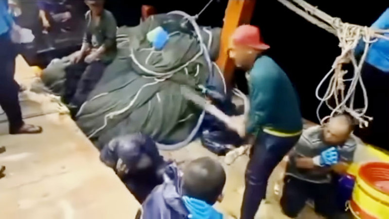 D.M. được cho là người trong clip cầm khúc cây đánh các ngư dân trên tàu cá gây thương tích.