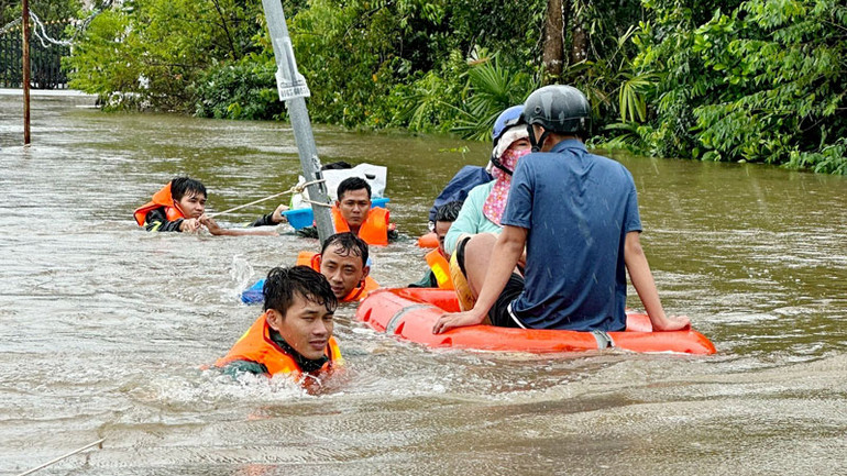Lực lượng chức năng thành phố Phú Quốc, tỉnh Kiên Giang hỗ trợ người dân di chuyển ra khỏi nơi bị ngập nặng trong đợt bão số 1 vừa qua.