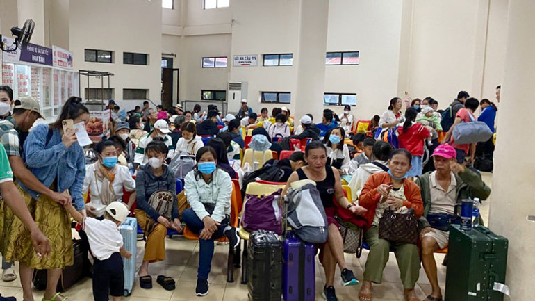 Nhiều hành khách đi vào trong đất liền cũng bị mắc kẹt ở thành phố Rạch Giá do tàu, phà chưa hoạt động trở lại. (Ảnh chụp ngày 2/9). Nhiều hành khách đi vào trong đất liền cũng bị mắc kẹt ở thành phố Rạch Giá do tàu, phà chưa hoạt động trở lại. (Ảnh chụp ngày 2/9).