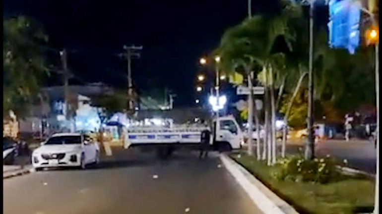 Một xe chuyên dụng của Công an phối hợp thực hiện nhiệm vụ. (Ảnh cắt từ clip)