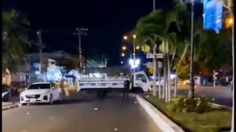 Một xe chuyên dụng của Công an phối hợp thực hiện nhiệm vụ. (Ảnh cắt từ clip)