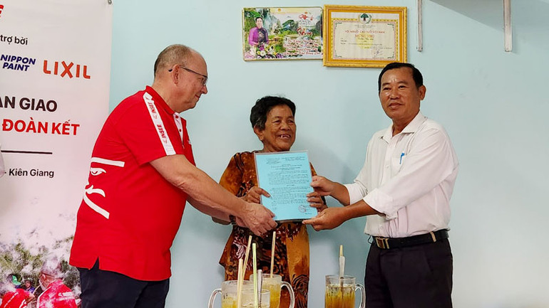 Chính quyền địa phương và đơn vị tài trợ trao quyết định bàn giao nhà cho bà Trần Thị Lý.