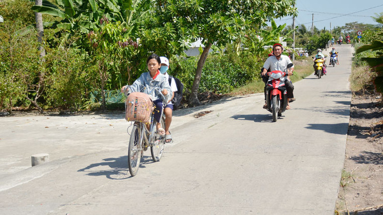 Học sinh xã Vĩnh Phong, huyện Vĩnh Thuận đến trường.