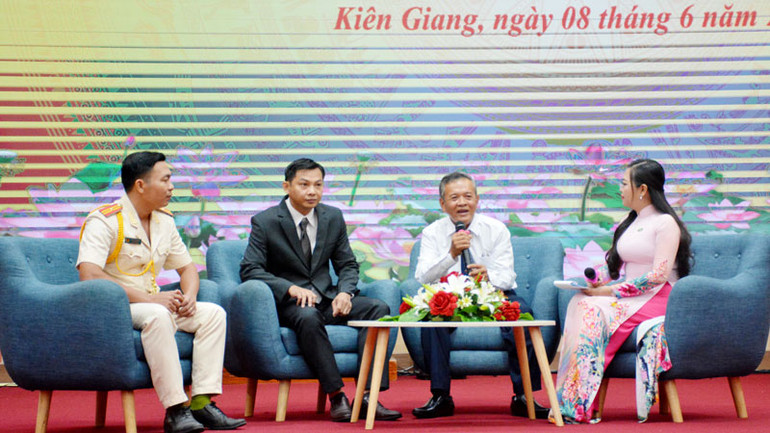 Các điển hình tiên tiến tiêu biểu chia sẻ những câu chuyện nghề, những công việc tốt, lan tỏa tinh thần thi đua yêu nước trong xã hội.