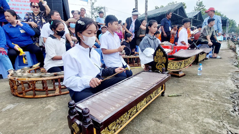 Trình diễn nhạc cụ dân tộc Khmer.