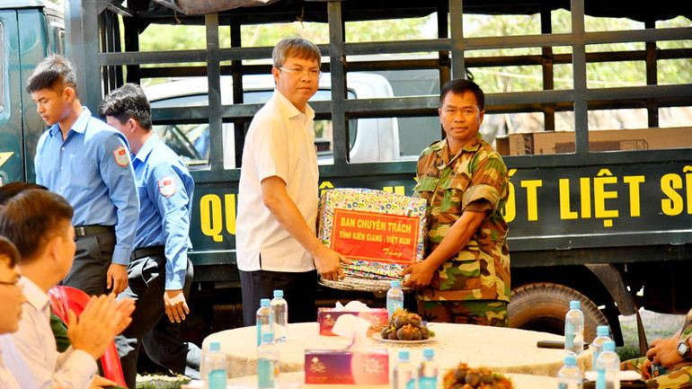 Lãnh đạo tỉnh Kiên Giang tặng quà lực lượng chức năng của Campuchia đã hỗ trợ Đội K92 trong thực hiện các nhiệm vụ.