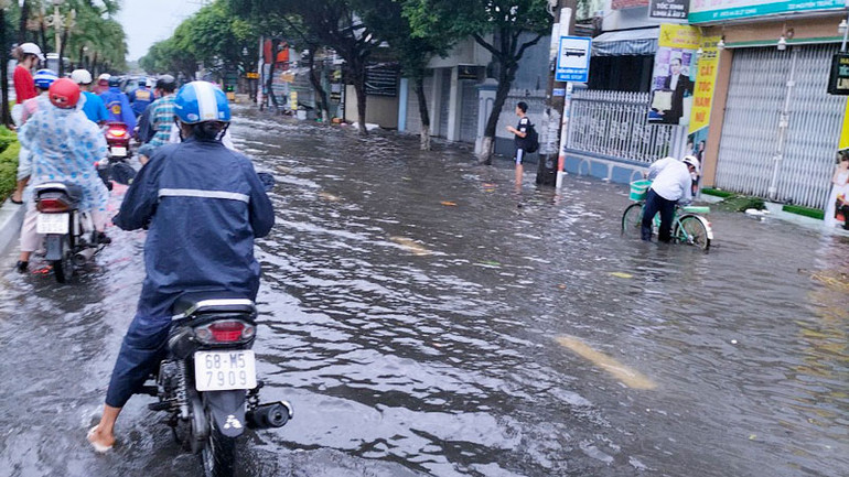 Mưa gây ngập cục bộ nhiều nơi trong nội ô thành phố Rạch Giá.
