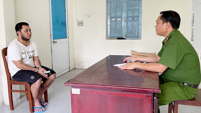 Công an lấy lời khai đối tượng Lê Văn Tèo. (Ảnh: TIẾN DŨNG)