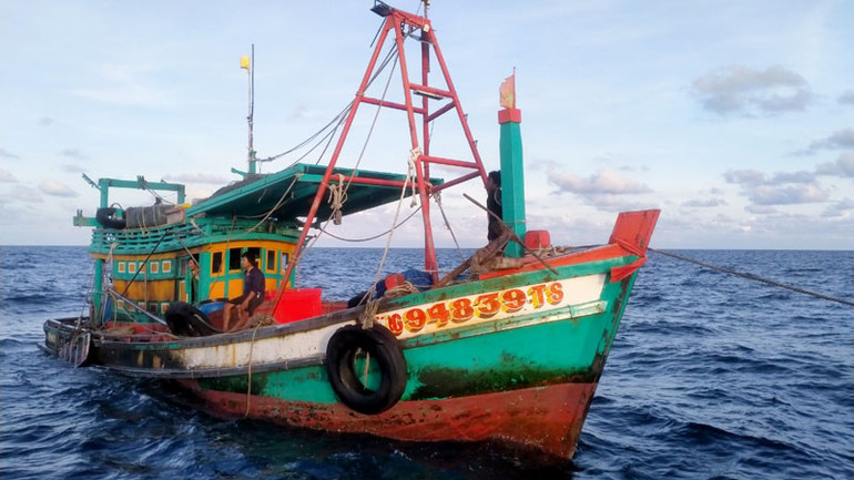 Một trong 3 tàu của ngư dân bị tấn công, bị cháy nhẹ. (Ảnh: Ngư dân cung cấp)