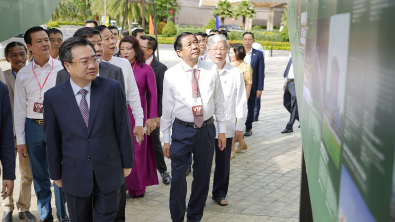 Đại biểu xem hơn 40 tác phẩm được trưng bày là những công trình được giải thưởng Kiến trúc quốc gia; mô hình các đô thị xanh thông minh...