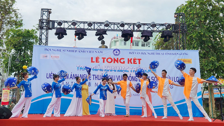 Biểu diễn văn nghệ tại liên hoan.