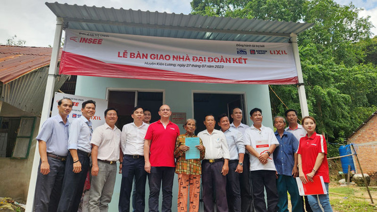 Bàn giao cho bà Thị Tinh (72 tuổi), ngụ ấp Rạch Đùng, xã Bình Trị, huyện Kiên Lương, tỉnh Kiên Giang.