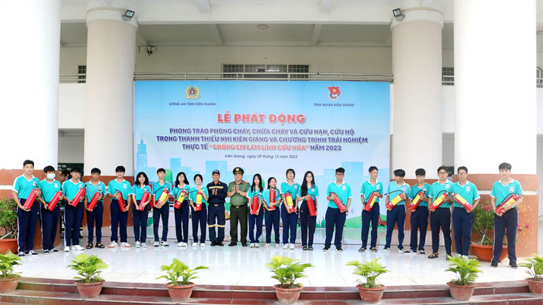 Ban tổ chức trao tặng bình chữa cháy cho các em học sinh trang bị tại hộ gia đình để hưởng ứng phong trào “Nhà tôi có bình chữa cháy”.