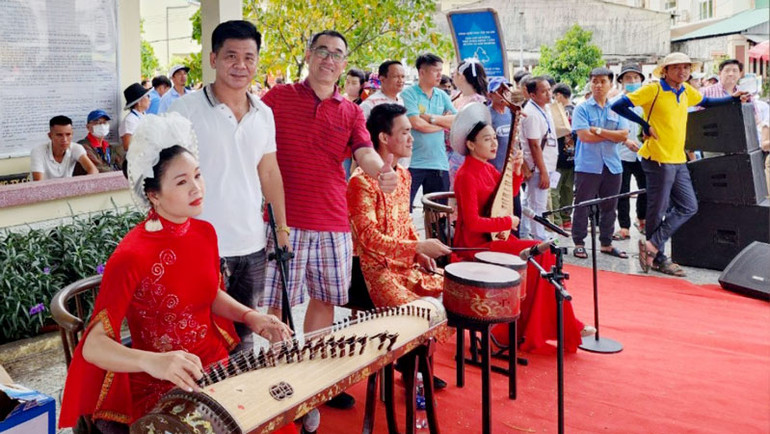 Phú Quốc bố trí một dàn nhạc dân tộc trình diễn phục vụ du khách. Phú Quốc bố trí một dàn nhạc dân tộc trình diễn phục vụ du khách.