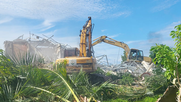 Phương tiện thực hiện cưỡng chế biệt thự xây dựng trái phép.