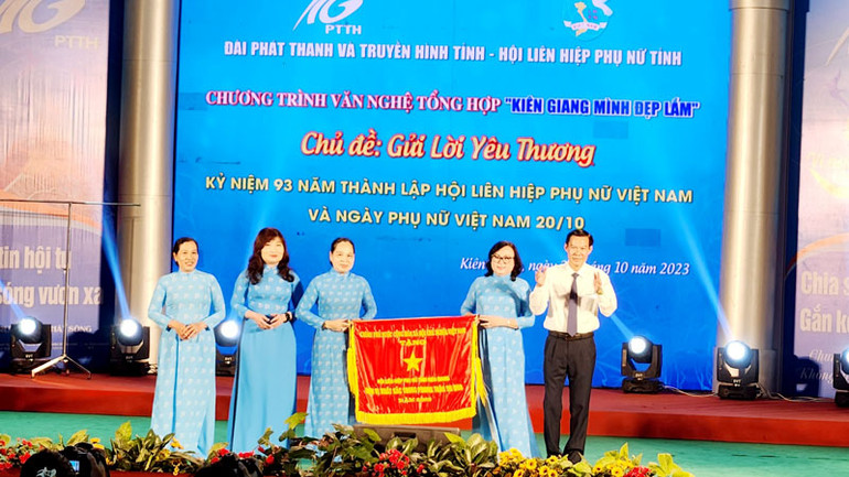 Hội Liên hiệp phụ nữ tỉnh Kiên Giang nhận cờ thi đua của Thủ tướng Chính phủ.