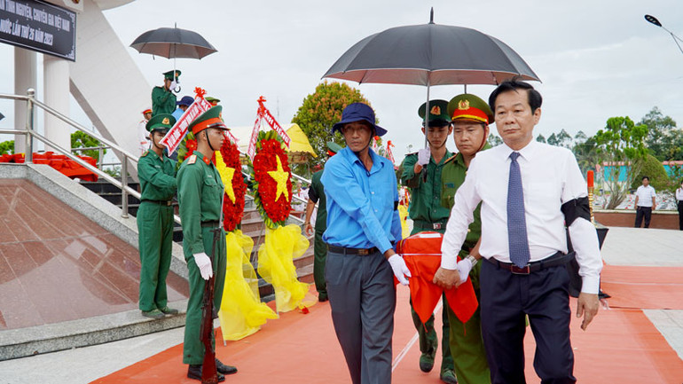 Lãnh đạo tỉnh Kiên Giang thực hiện nghi thức an táng tại Nghĩa trang liệt sĩ huyện Hòn Đất, tỉnh Kiên Giang, ngày 27/7.