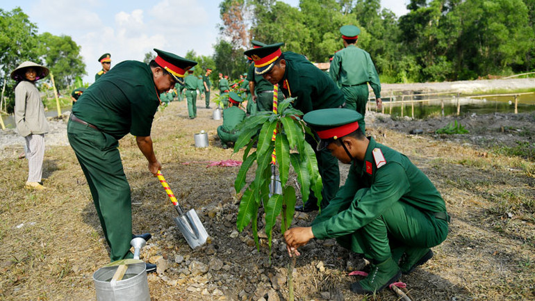 Các cơ quan, đơn vị thuộc Bộ Chỉ huy Quân sự tỉnh Kiên Giang đồng loạt ra quân trồng cây xanh.