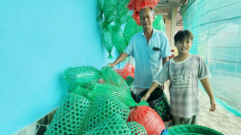 Các sản phẩm do ông Lẹ đan thành từ dây nhựa buộc gạch.
