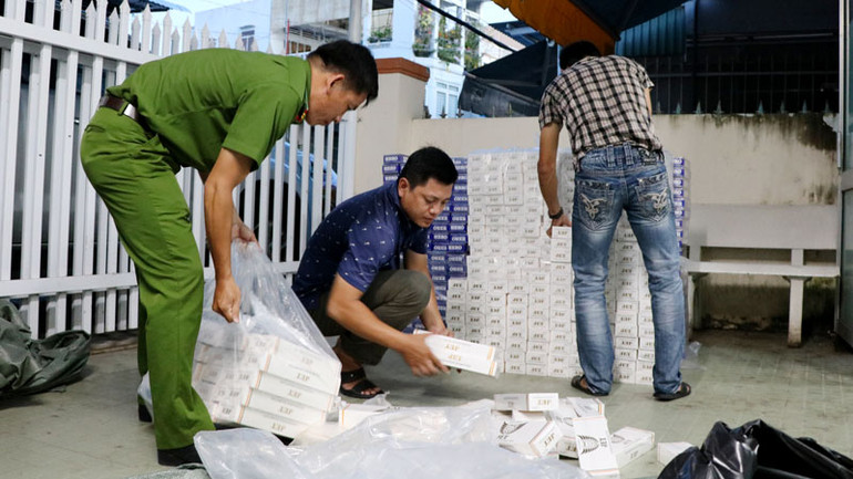 Lực lượng chức năng kiểm tra số lượng thuốc lá nhập lậu.