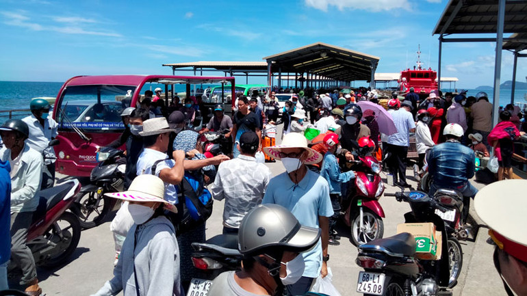 Hàng khách tại cảng Bãi Vòng, thành phố Phú Quốc. Hàng khách tại cảng Bãi Vòng, thành phố Phú Quốc.