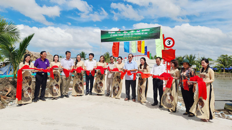 Cắt băng khánh thành cầu.