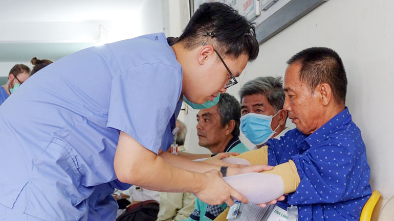 Lắp tay giả cho bệnh nhân nghèo.