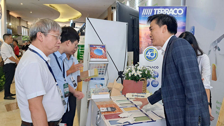 Đại biểu tham quan những thiết bị, vật liệu và công nghệ tiên tiến nhất từ các nhà phát triển dự án, các tổ chức quốc tế uy tín và hơn 40 đơn vị cung cấp giải pháp và sản phẩm hàng đầu trong và ngoài nước.