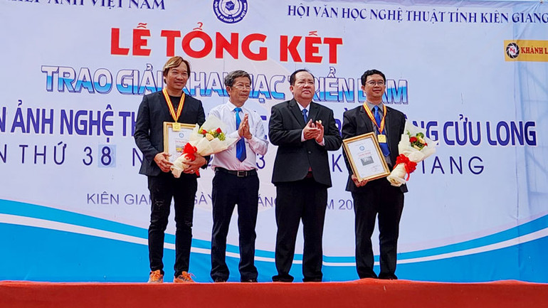 Ban tổ chức trao giải cho các tác giả đạt huy chương Vàng ở thể loại ảnh màu và ảnh trắng đen.