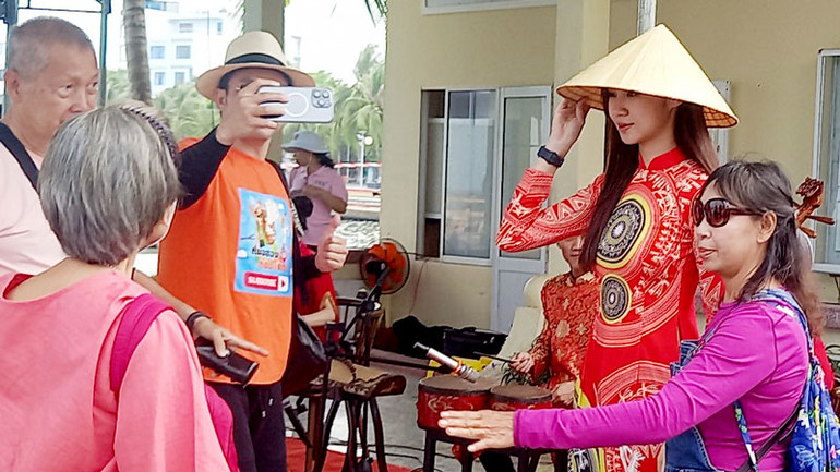 Du khách lên đảo tham quan Phú Quốc. Du khách lên đảo tham quan Phú Quốc.